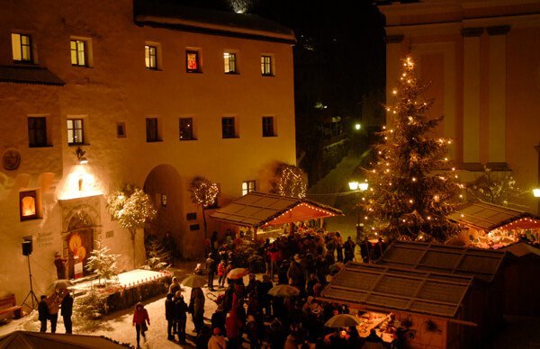 Visit the Christmas market in Kastelruth